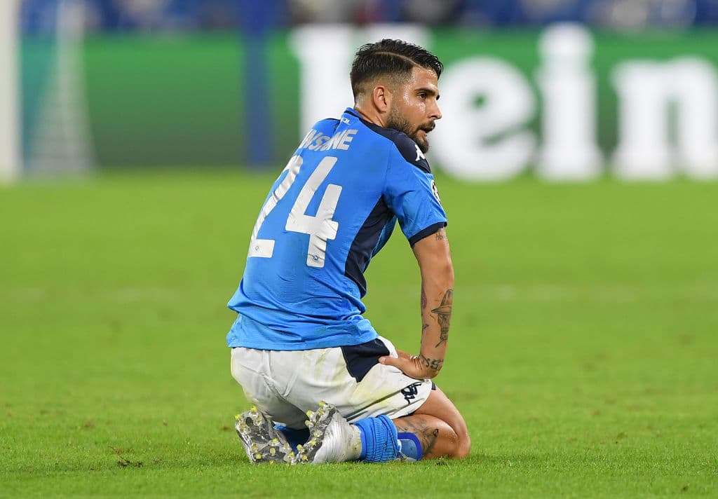 Lorenzo Insigne se pierde otra oportunidad de gol y se enfada; no la puede meter.