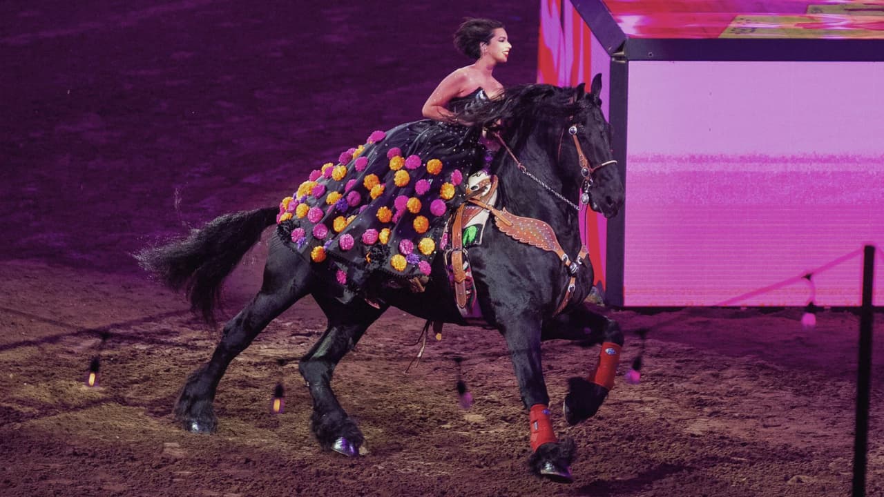 Angela Aguilar, hija de Pepe Aguilar, monta un caballo al cantar en el espectáculo "Jaripeo hasta los huesos tour 2024" en el Honda Center en Anaheim, California, el viernes 29 de marzo de 2024. El espectáculo rinde homenaje al Día de Muertos, una conocida celebración mexicana.