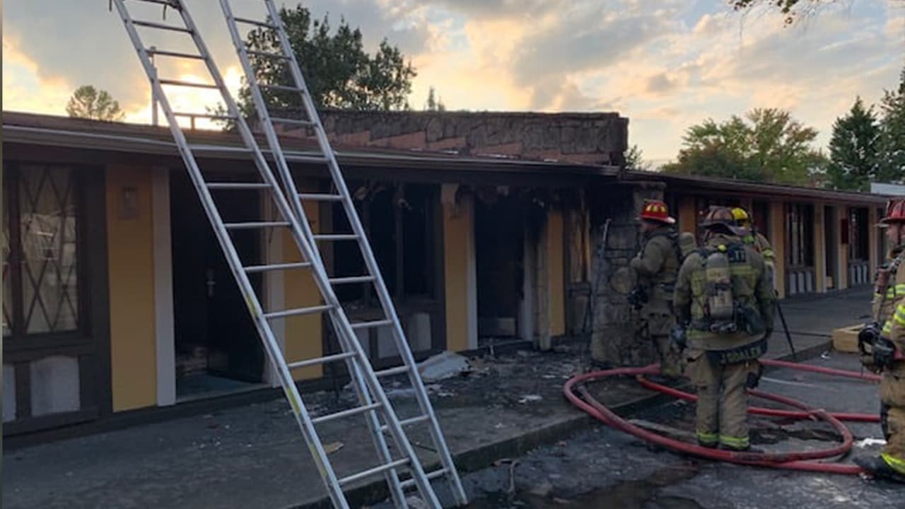 Cuarenta personas fueron evacuadas del edificio. El incendio acabó con una de las habitaciones, según informó el Servicio de Bomberos y Emergencia de Gwinnett.