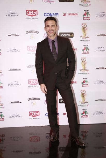 Jorge Aravena se quitó el traje de doctor que usaba en "Mi Corazón es Tuyo" para ponerse el de galán.