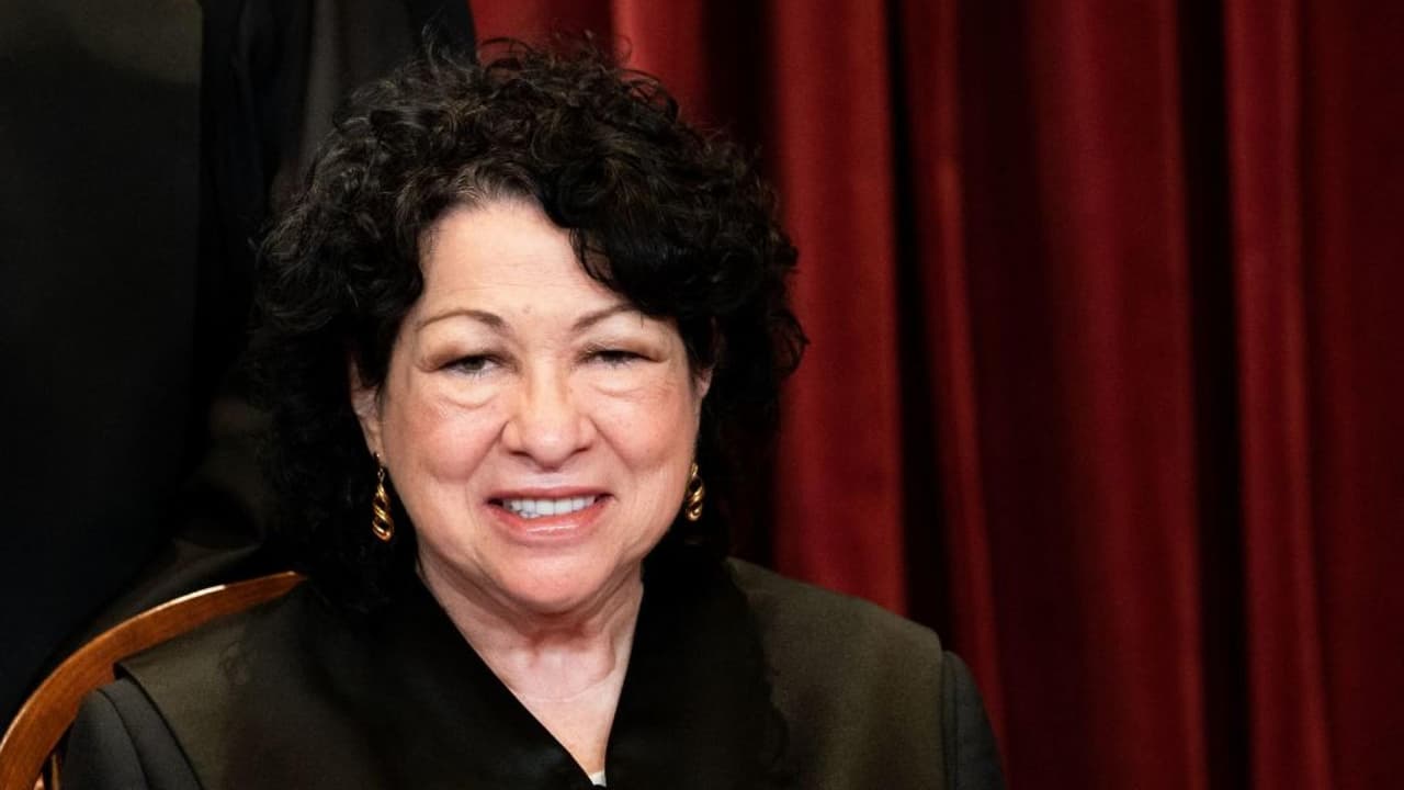 Sotomayor, primera jueza hispana de la Corte Suprema y tercera mujer en formar parte del máximo tribunal de Estados Unidos, ha escrito varios libros dedicados a la niñez. En entrevistas como esta que le realizó Ilia Calderón, describió su misión de hacerles entender cómo, a través de la educación, "tienen el poder de hacer un mundo mejor".