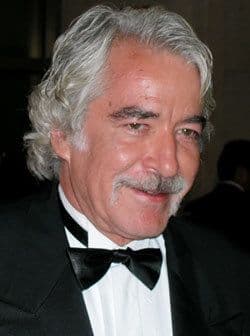 También la manipula y la orilla a cometer muchas atrocidades. ¡Uy qué miedo!