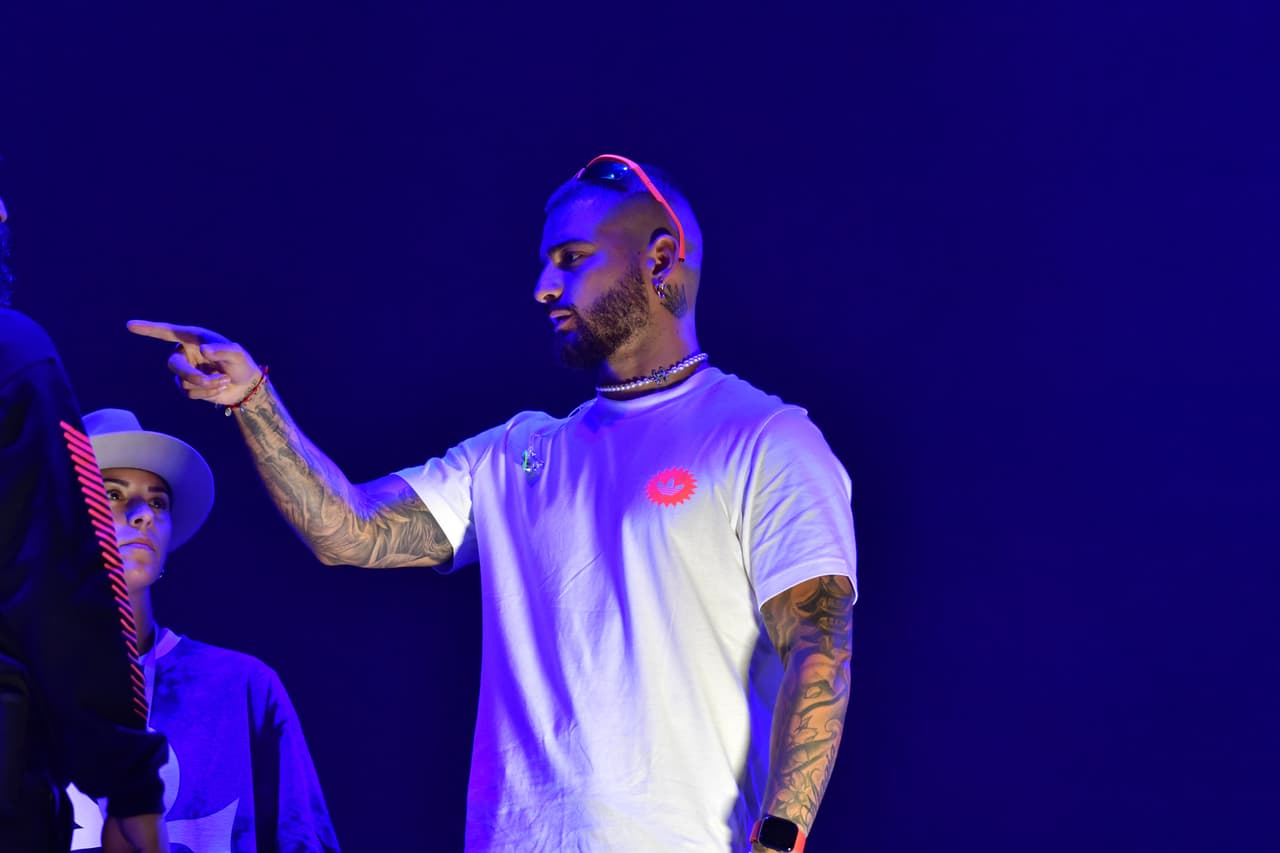 Según Ríos, la única constante en el estilo de Maluma es el cambio: "Tiene un estilo multifacético. Le queda todo. Le gusta variar, le gusta ponerse de diferentes formas. No tiene un estilo específico. Lo que más le gusta es variar, sorprender constantemente. Es camaleónico”, señaló.