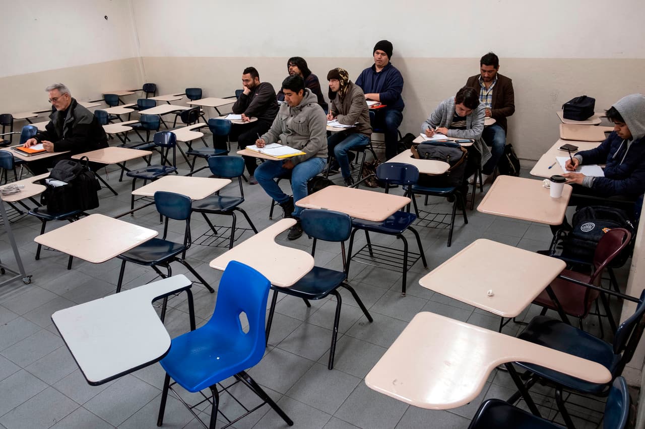Solo estudiantes hombres en un aula de la Universidad Autónoma de Baja California en Tijuana. “Padres y madres de familia, se les informa que el personal femenino se une al paro nacional" de mujeres, decía un cartel en una escuela primaria de la capital. En una exclusiva zona de la ciudad de México, los papás se organizaron para hacer talleres, ante la ausencia de maestras y madres de familia.