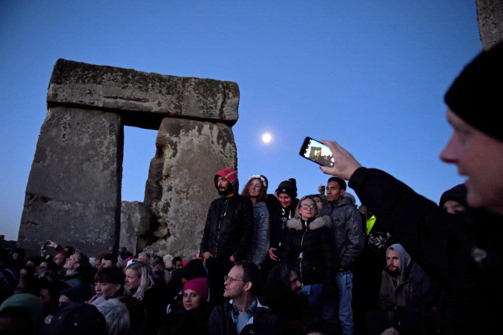 El lunes 21 de junio tendrá lugar el 
<b>solsticio de verano</b>, siendo este el día más largo del año. En la imagen se aprecia cómo celebraban en 2019 en el monumento de Stonehenge en Inglaterra, como parte de una tradición milenaria.
