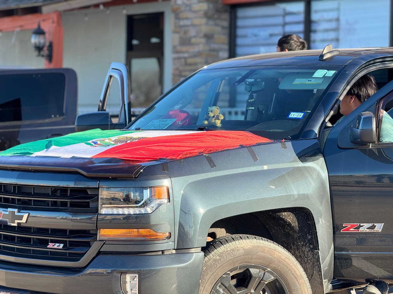 Los residentes salieron en sus camionetas adornadas con banderas de México.
<br>
<br>
<i><b><a href="https://www.univision.com/local/dallas-kuvn/politica-dallas/negocios-hispanos-en-el-norte-de-texas-cierran-en-apoyo-a-un-dia-sin-inmigrantes-video">Aquí puedes ver la historia en video</a></b></i>