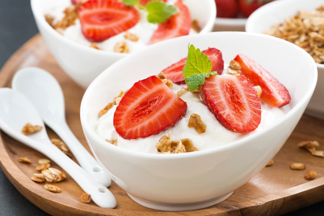 <b>Fresas. </b>El yogur natural también lo puedes acompañar de fresas y miel. Mezcla los tres ingredientes y déjalos actuar sobre la piel antes de retirar.