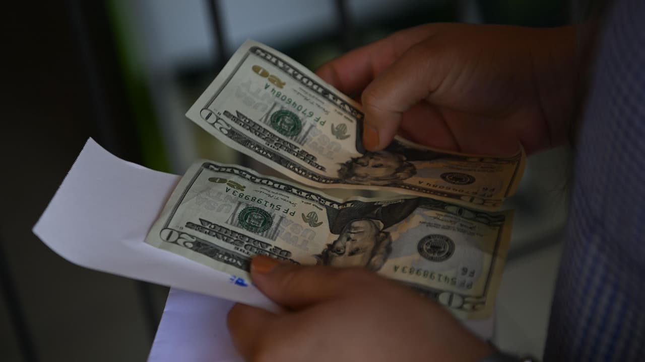 Enviar remesas, un factor que afecta el progreso de los hispanos en EEUU, según estudio 