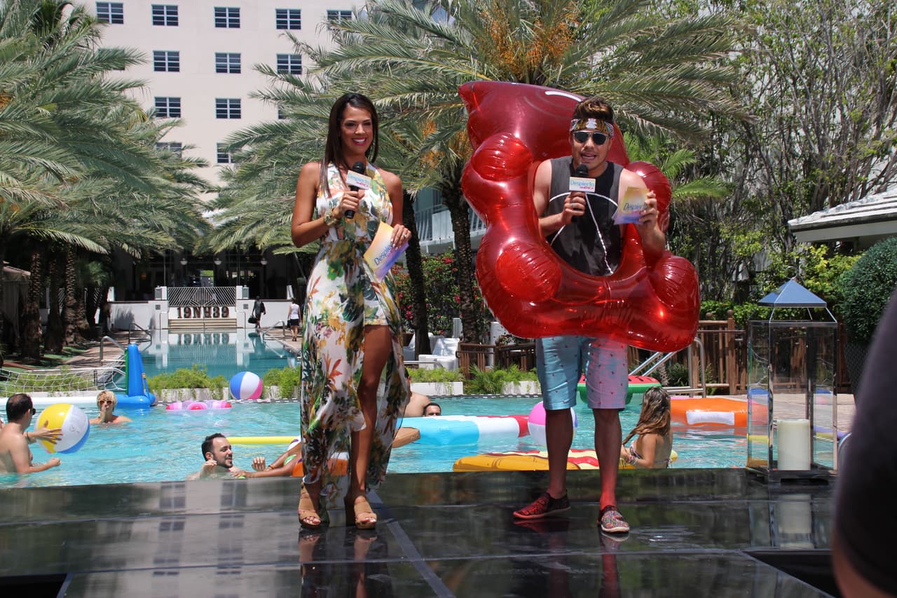 Hay muchas actividades que puedes realizar al pie de la piscina.