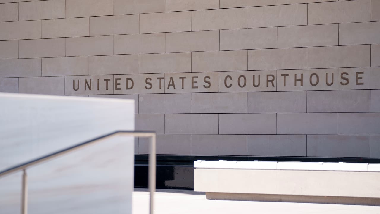 Dan 4 años de prisión a adolescente del sur de California por amenazas y llamadas falsas a emergencias