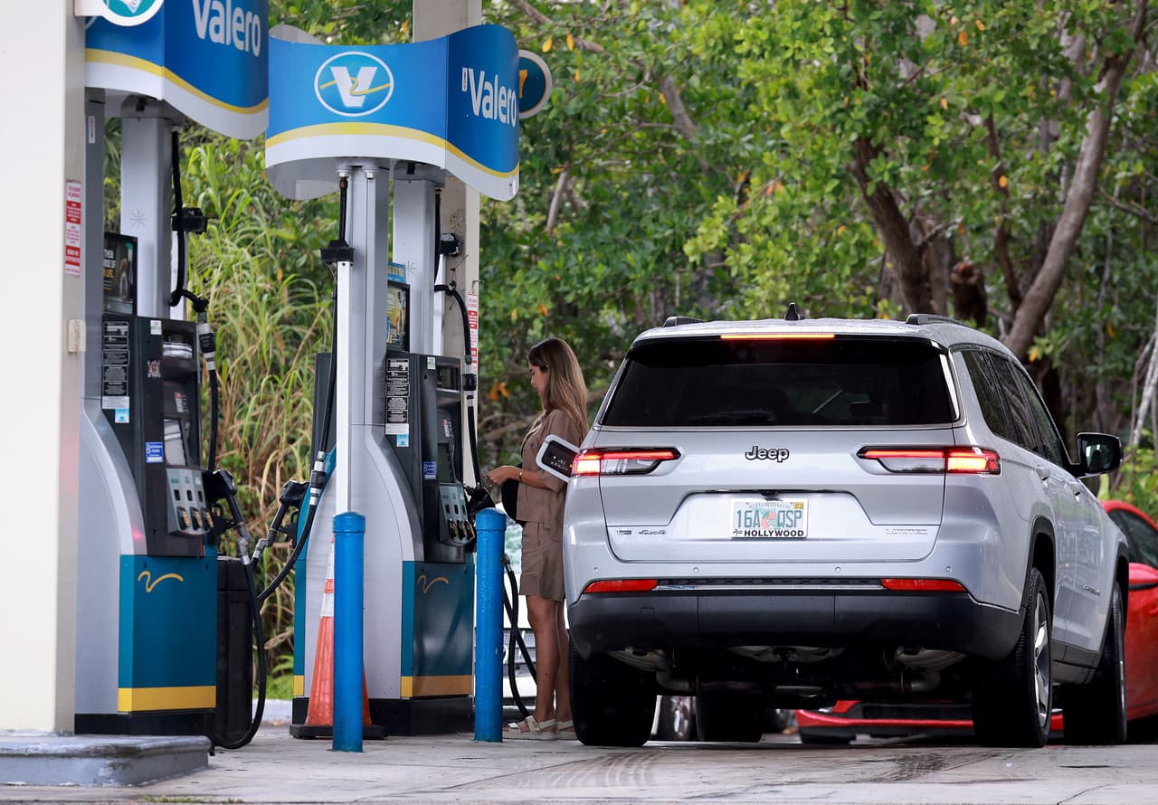 Este precio es $0.18 centavos menos que hace un mes, pero todavía $1.6 más alto que hace un año. 
<br>