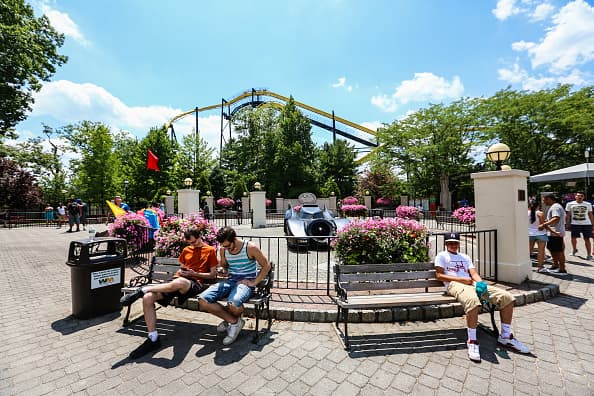 Six Flags Fiesta Texas y Six Flags Over Texas han suspendido temporalmente las operaciones hasta finales de marzo.