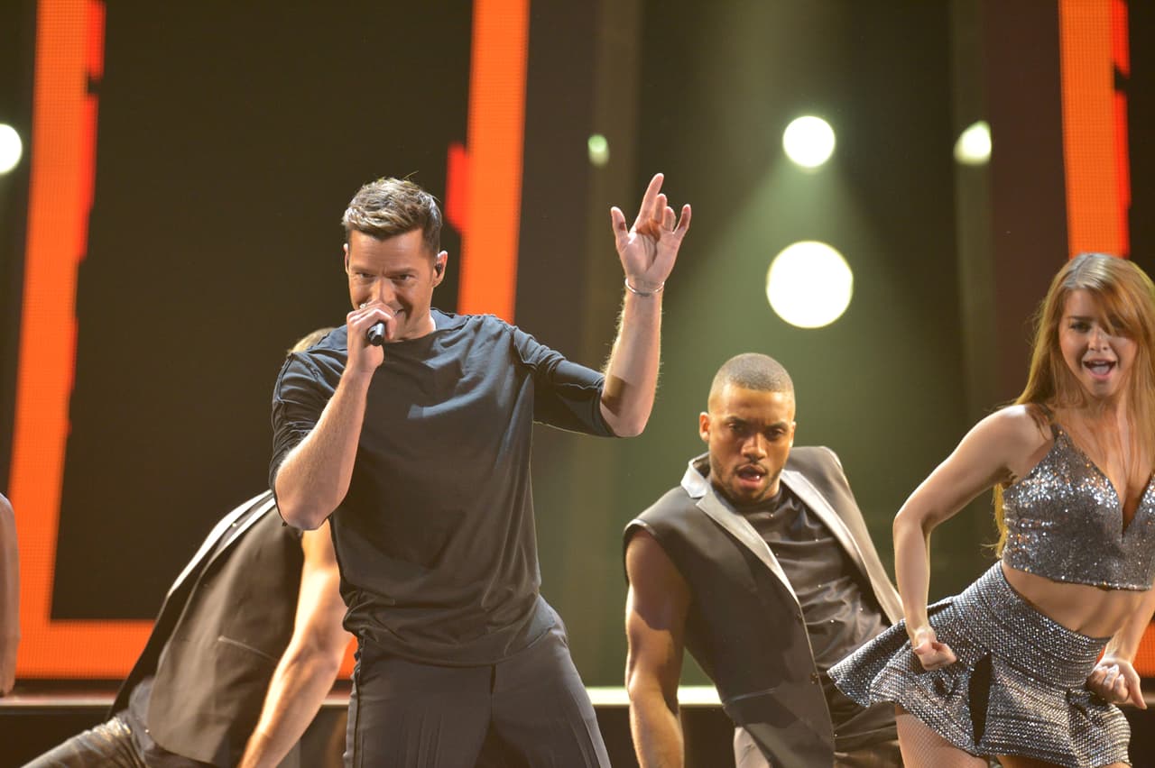 Pero tras el romanticismo, le puso candela a la noche con su famosa canción 'La Mordidita'.