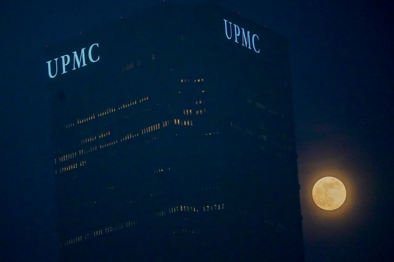 Así se vio la luna la noche de este martes en Pittsburgh, Estados Unidos.
