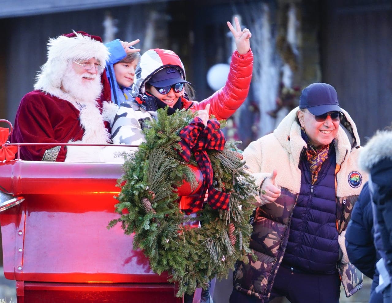 Thalía y Tommy Mottola se encuentra de vacaciones familiares en Aspen, Colorado. Así fueron captados al fotografiarse junto a Santa Claus.