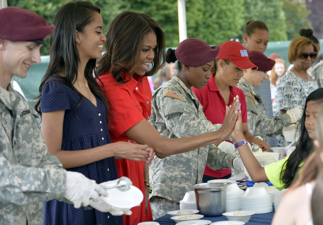 La primera dama intentó vincular en todos los asuntos humanitarios a sus hijas. Aquí en una base militar el norte Italia en una brigada alimenticia.