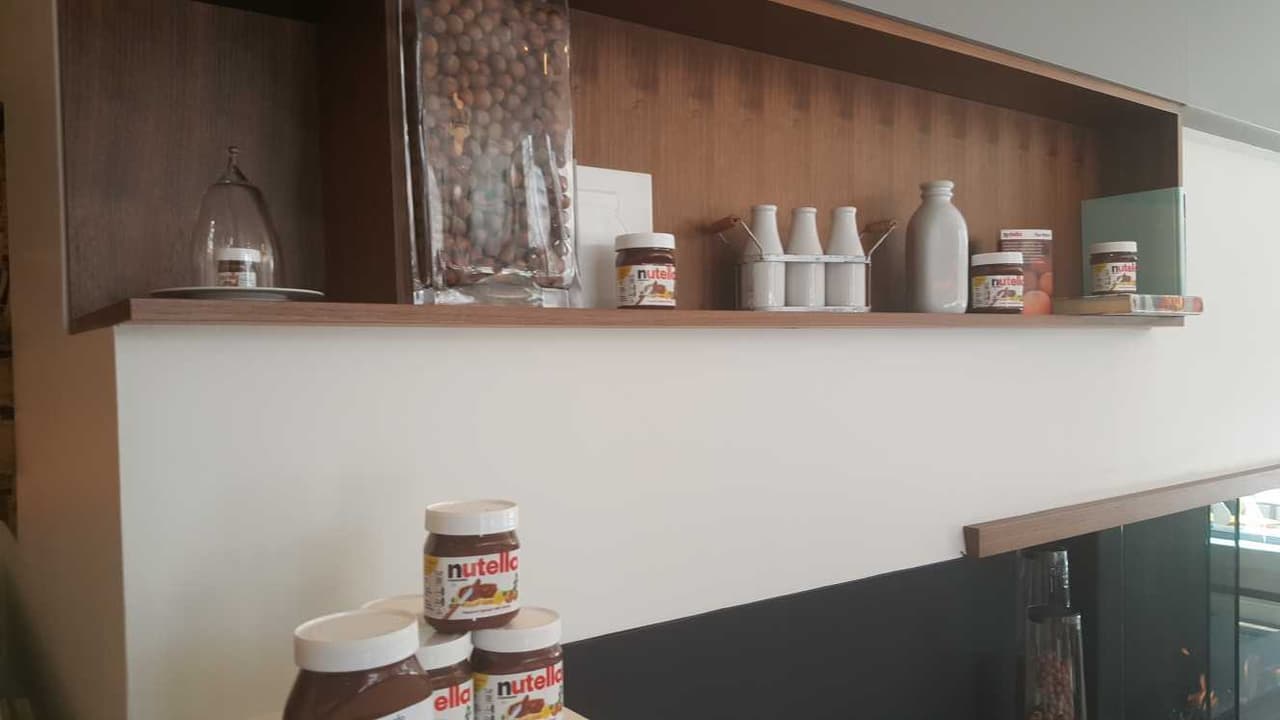 Como parte de la decoración podrás ver frascos de este postre que fue creado como una alternativa a la ausencia de chocolate que se dio en la Segunda Guerra Mundial en Europa y otros elementos inspirados en este dulce.