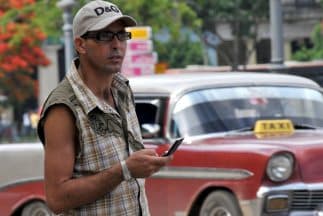 Un teléfono móvil por cada cinco cubanos