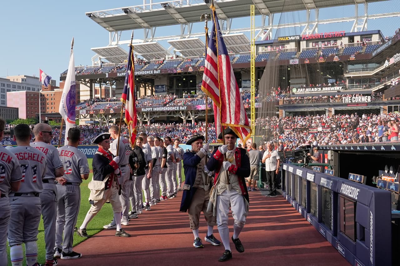 La Sociedad Western Reserve de los Hijos de la Revolución Americana presenta las banderas antes de un partido de béisbol entre los Chicago White Sox y los Cleveland Guardians en Cleveland, el sábado 4 de julio de 2026.