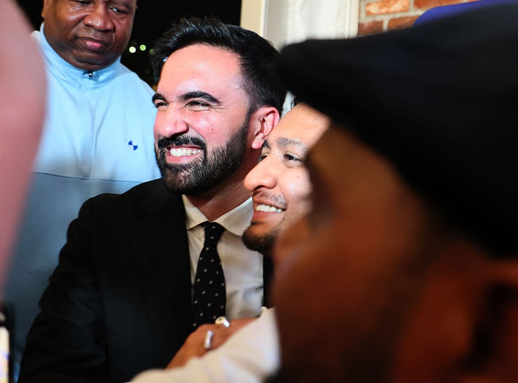 Actualmente sirve como asambleísta por el Distrito 36 de Astoria, Queens, desde 2021, donde ha sido reelegido sin oposición en 2022 y 2024. Antes de entrar en política, trabajó como asesor en prevención de ejecuciones hipotecarias en Queens, ayudando a familias de bajos ingresos a conservar sus viviendas.