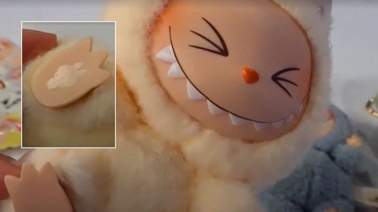 <b>Paso 1:</b>
<b>Sello de originalidad</b>
<br>Los
<b> labubus originales tienen un sello </b>casi invisible en su patita derecha, pero al momento de ponerle una luz ultravioleta se pueden ver las figuritas de labubus. Los
<b>labubus réplica no tienen esto </b>y por lo general sus patitas están cortadas de formas no muy definidas.