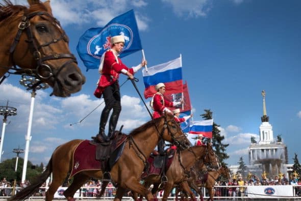 Jinetes usan el traje de Equitacion de la escuela Kuban en la plaza pública de Moscú.