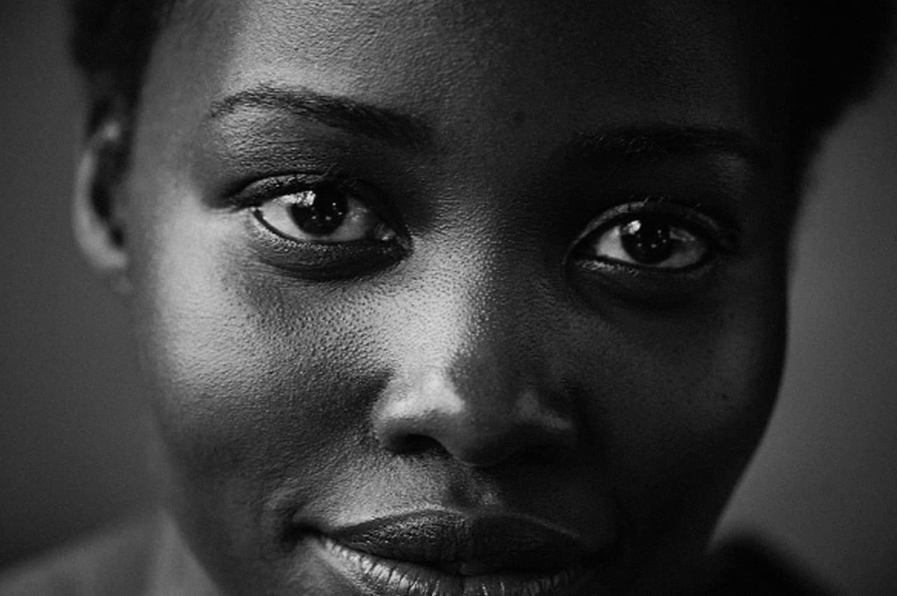 El delicado juego de luces usado en todo el calendario, con el que jugó el fotógrafo, se hizo evidente en este retrato de la actriz Lupita Nyong'o. 
<a href="https://www.instagram.com/pirelli/">@Pirelli PETER LINDBERGH para PIRELLI CALENDAR</a>