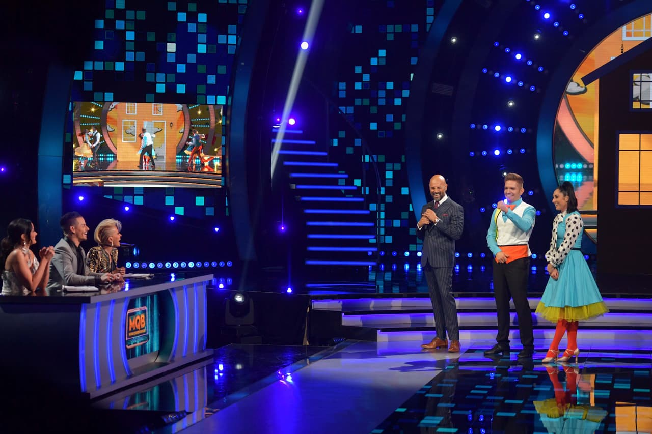 Antes de que los cinco finalistas subieran a la pista para bailar por segunda vez, Javier llamó al escenario a Jennifer, la pareja del cantante mexicano, para que platicaran con el público sobre el momento tan importante por el que estaban pasando.
<a href="https://www.univision.com/shows/mira-quien-baila/foto-a-foto-beso-incluido-esta-es-la-mujer-que-se-robo-el-corazon-de-el-dasa-y-lo-hara-padre-fotos" target="_blank">Aquí te contamos la tierna historia</a>.