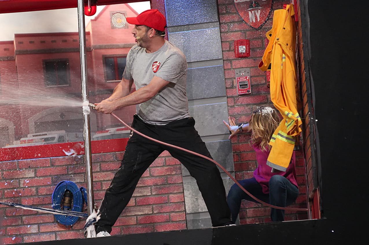 Sin dudarlo, la actriz rusa participó en la dinámica. Eso sí, al subir le dio miedo caer por lo que intentó agarrarse de lo que pudiera.