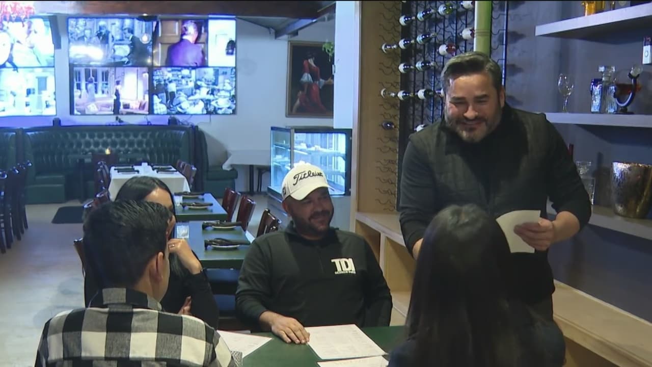 Estudiantes afectados por incendios podrán comer gratis en este restaurante hispano de Los Ángeles