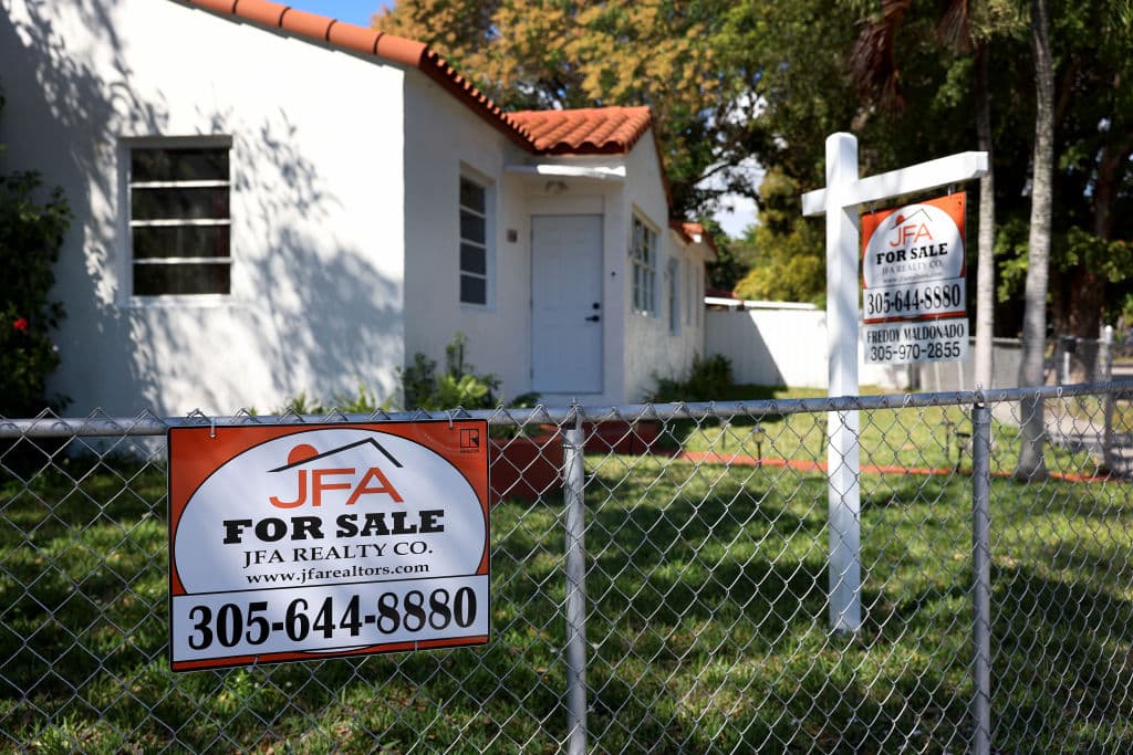 Compras de casas se caen en récord histórico: ¿qué está pasando?