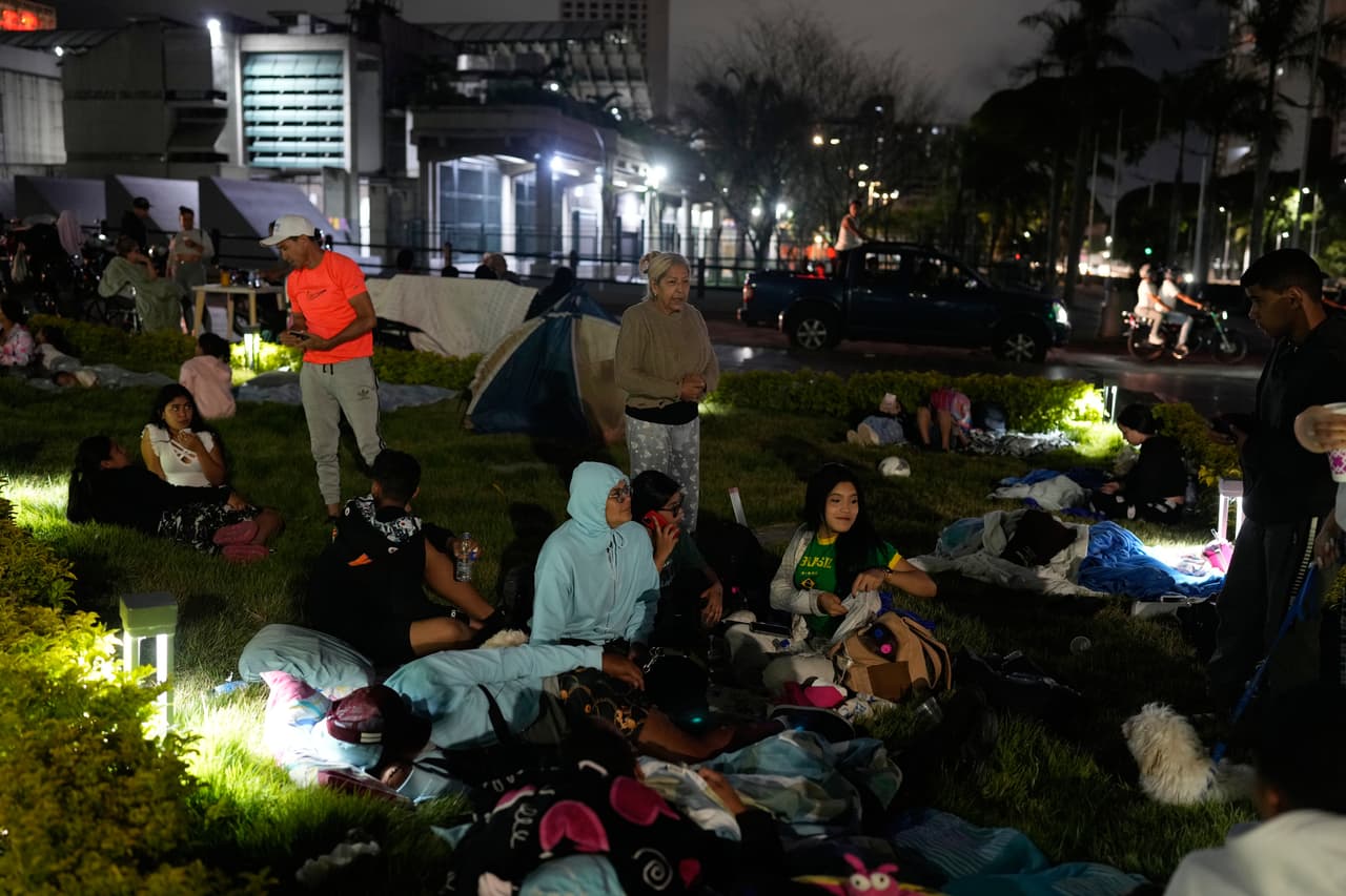 La población se preparó para pasar la noche a la intemperie luego de que una serie de terremotos sacudiera Caracas, Venezuela, el jueves 25 de junio de 2026, generando temor entre los habitantes y obligando a muchas personas a abandonar sus hogares de manera preventiva.