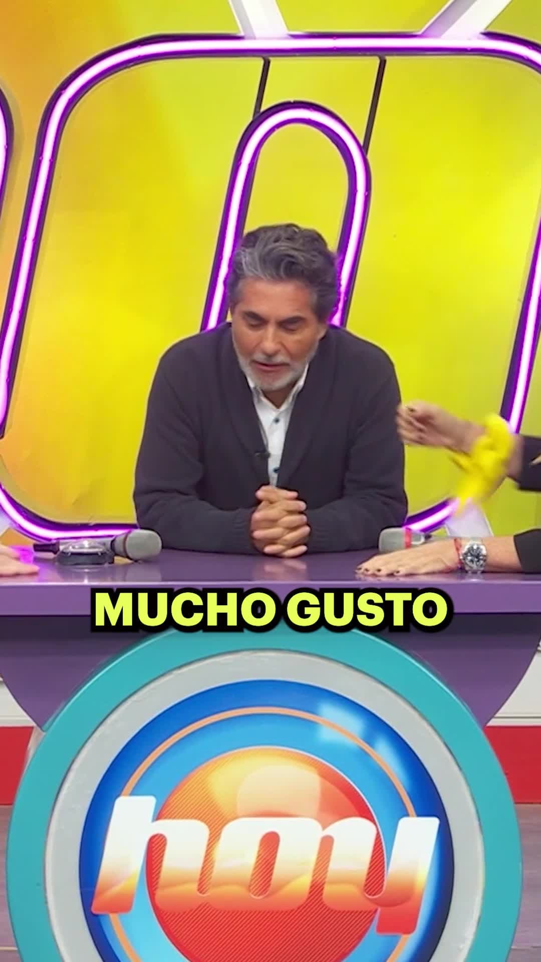 Andrea no puede ocultarlo y se sonroja con Luis Carlos Origel