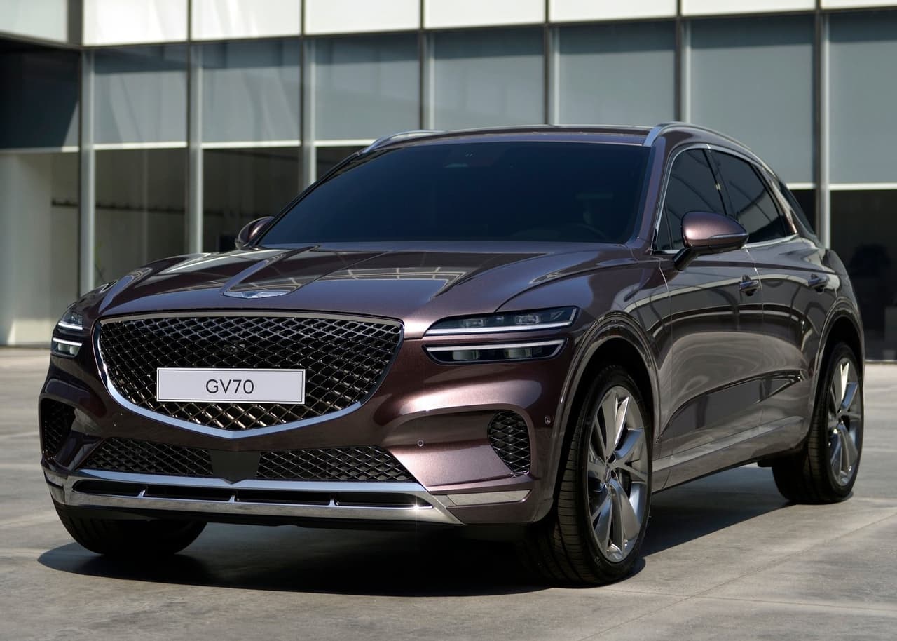 <h3 class="cms-H3-H3"><b>Genesis GV70 2022</b></h3>
<br>
<br>Genesis, la marca de lujo de Hyundai, expande su joven portafolio de vehículos con la GV70, una SUV de tamaño mediano basada en el sedán G70. Esta llega con un menú de motores que incluye: un cuatro cilindros de 2.5 litros turbo y un V6 de 3.5 litros doble turbo. Su transmisión es una automática de ocho velocidades que de serie se encarga de enviar la potencia a cada una de las ruedas. El precio inicial de esta camioneta es de 42,045 dólares.
<br>