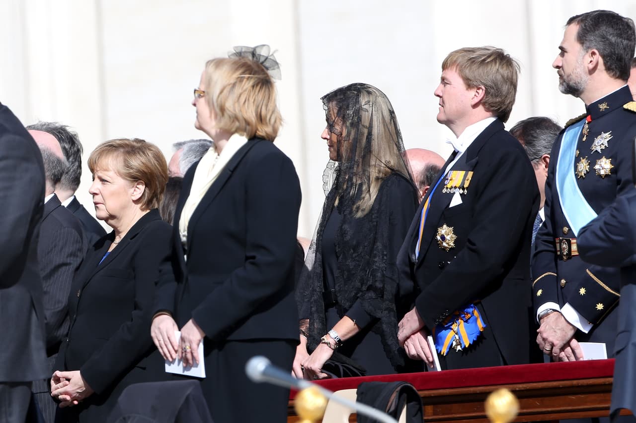 La canciller alemana,
<b>Angela Merkel</b>, la
<b>princesa Máxima</b> de los Países Bajos junto a su esposo, el entonces príncipe heredero
<b>Willem Alexander</b> de los Países Bajos y el entonces príncipe Felipe de España en la misa inaugural de Francisco en la Plaza San Pedro, el 19 de marzo de 2013 en Ciudad del Vaticano. Si bien no se trata de una audiencia privada, la gran mayoría de los asistentes se ciñeron al protocolo.