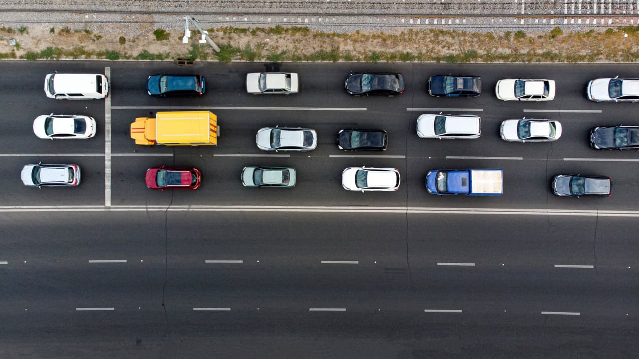 <h3 class="cms-H3-H3">Cómo impacta a los conductores</h3>
<b>Cada uno de estos tramos tiene un rostro: </b>el padre que sale 15 minutos antes para dejar a los niños en la escuela, la enfermera que cruza media ciudad para llegar puntual, el camionero que calcula la ruta según la hora.
<br>Para todos ellos, estos retrasos no son números:
<b>son parte de la rutina.</b>
<br>El informe no se queda en el ranking, también
<b> sirve como guía para las decisiones de inversión. </b>
<br>El Departamento de Transporte de Texas usa los datos para definir qué proyectos avanzar primero dentro del programa Texas Clear Lanes, que
<b>busca reducir la congestión en las áreas metropolitanas más grandes.</b>
<br>
<b>Los factores detrás del tráfico se repiten:</b> crecimiento acelerado, nuevas obras, cambios en los barrios y tiempo extremo. Juntos, crean un escenario donde manejar se vuelve menos predecible
<b>incluso fuera de las horas pico.</b>