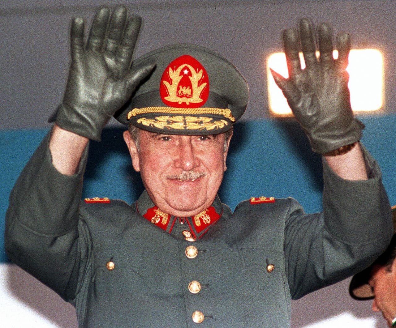Condenan a cuatro exagentes de Pinochet