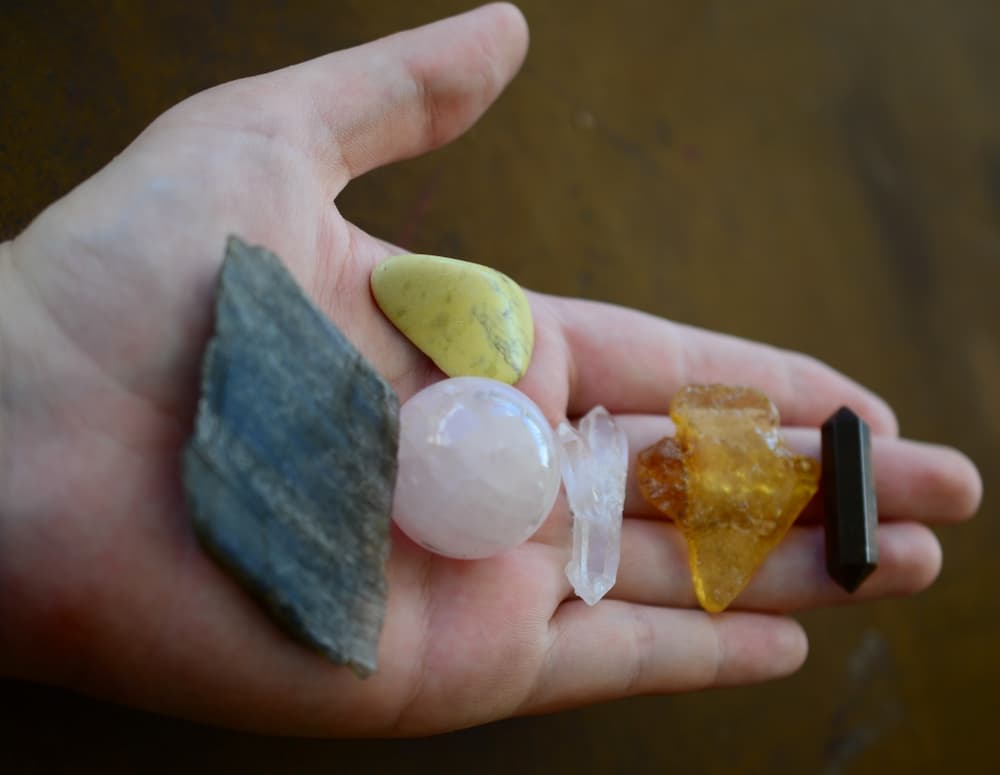 Además, expresa tu creatividad aprendiendo algún arte esotérica, como conociendo más de cristales y qué hace cada uno, cuál te conviene mejor, etc. También, puedes descubrir otras cosas como el tarot, leer la mano, algo novedoso y misterioso que despierte tu interés.