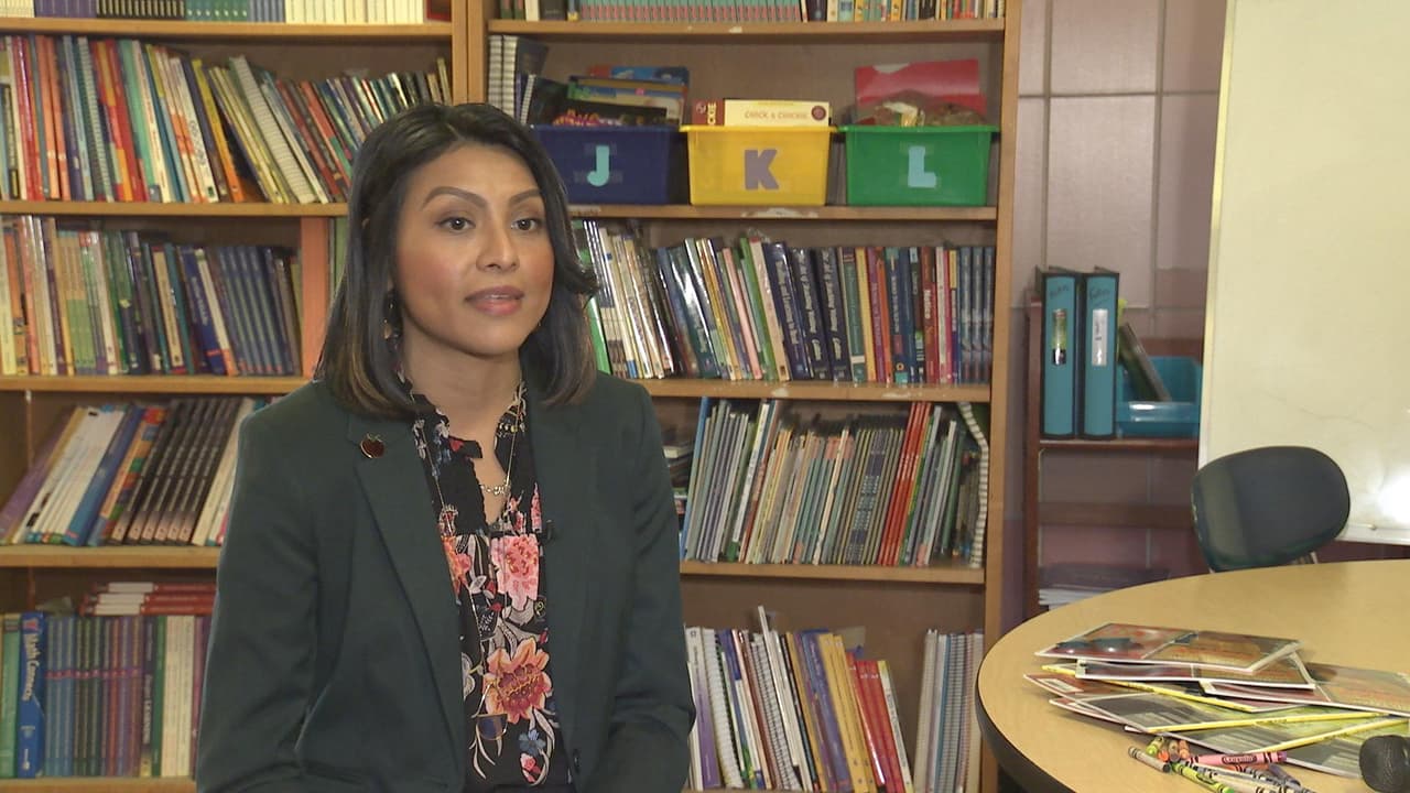 Maestra hispana es reconocida con el Big Apple Award por su excelencia en la docencia