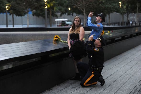 La ceremonia para conmemorar el decimotercer aniversario del 11 de septiembre de 2001 con la que los neoyorquinos recuerdan a las casi 3,000 víctimas de los atentados de esa fecha contra Estados Unidos, arrancó en el Memorial del 9/11. Líderes políticos, familiares de las víctimas y agentes de orden participaron en la ceremonia en la cual los nombres de cada víctima fueron leídos.