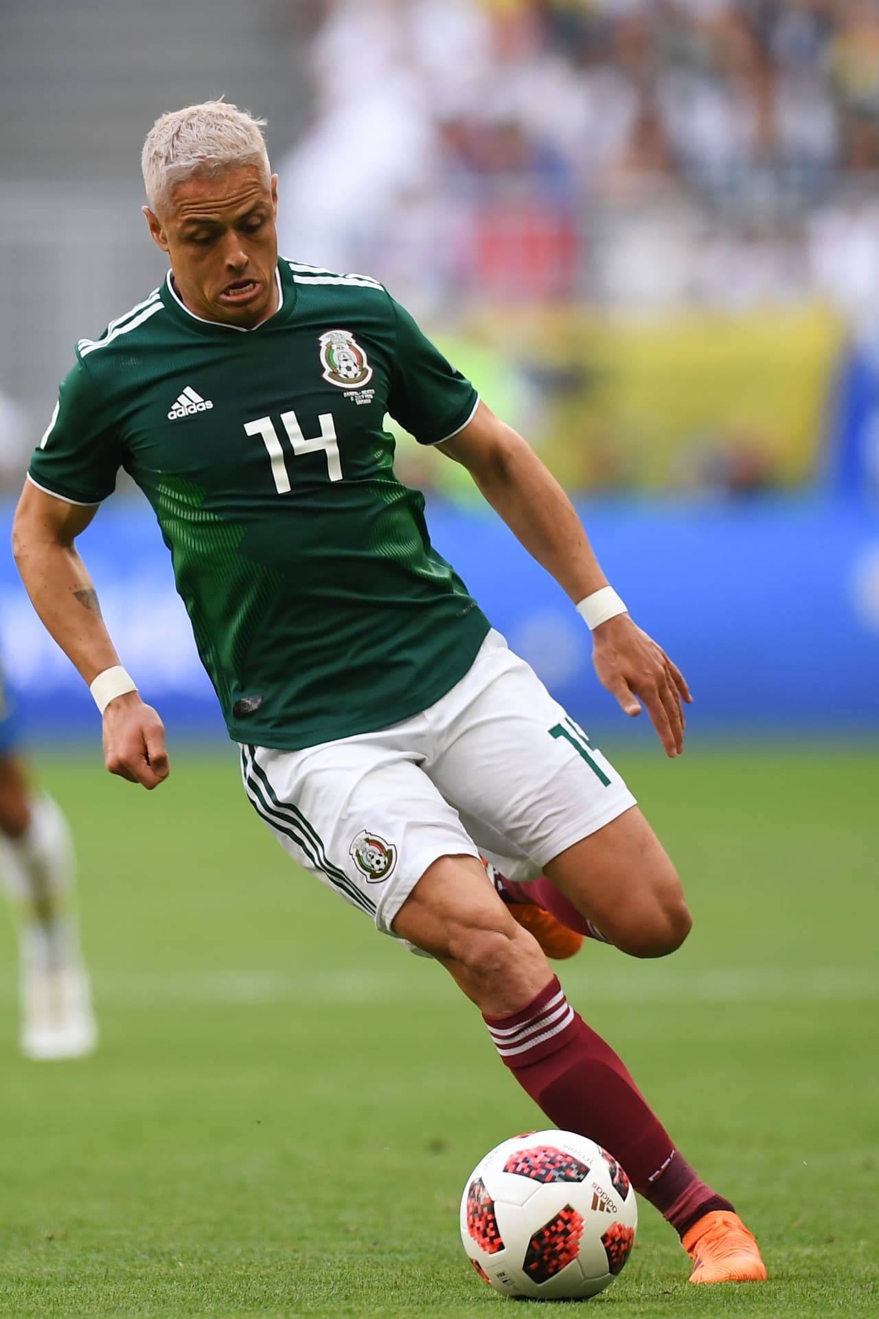 <b>Javier 'Chicharito' Hernández: </b>sus primeros minutos fueron buenos, esperanzadores, aunque pecó en ansiedad y por momentos se revolucionó mucho. Los minutos le jugaron en contra y al final, cuando salió por Raúl Jiménez (minuto 60), no era importante en el ataque.