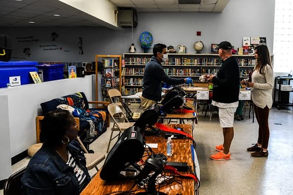 DUrante el día la afluencia de electores en Florida, Illinois y Arizona fue notablemente baja, debido a las restricciones que se han impuesto a la movilización de personas y los temores de muchos a contraer el virus si entran en contacto con otra gente.