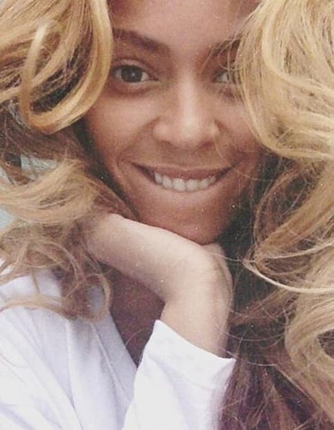 Beyoncé también quiso mostrarse sin maquillaje pero lució terriblle.