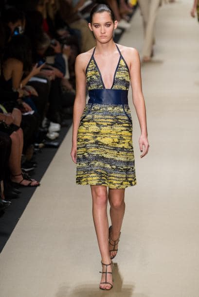 Los escotes en 'V' con un vestido recto van increíble, siempre y cuando estés lista para mostrarte.