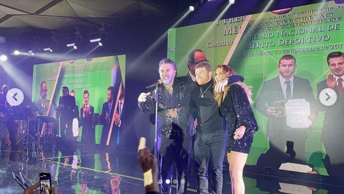 En redes sociales, algunos aseguraron que el gesto del tapatío pudo
<b><a href="https://www.univision.com/famosos/novio-de-lucero-celos-manuel-mijares-michel-kuri-fotos" target="_blank"> haber provocado ciertos celos en Mijares</a></b>, de quien la cantante se divorció en 2011. 
<br>