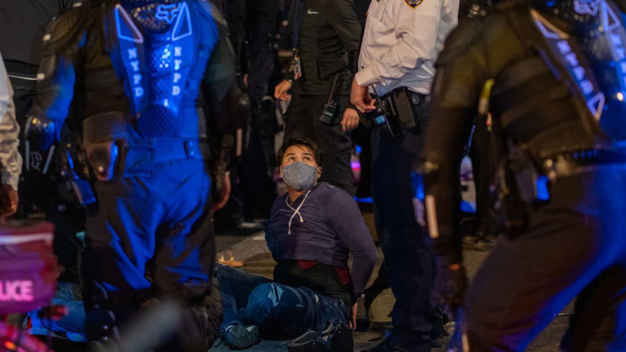 Decenas de personas de diferentes tendencias políticas marcharon este miércoles desde Bryant Park hasta Washington Square Park para exigir que se cuenten todos los votos de la contienda presidencial.