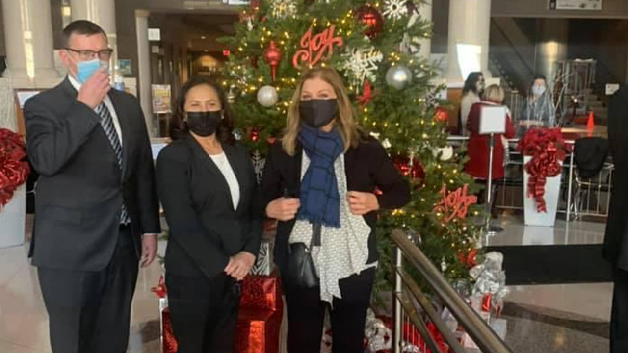 Y dos jueces de Paz.