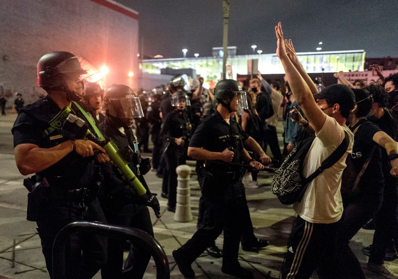 "Los Ángeles es lo suficientemente fuerte como para defender la justicia y caminar en el amor.
<b>Respetamos el derecho de protesta de todos los angelinos, pero la violencia y el vandalismo perjudican a todos. Recordemos por qué marchamos</b>", escribió Garcetti en sus redes sociales.