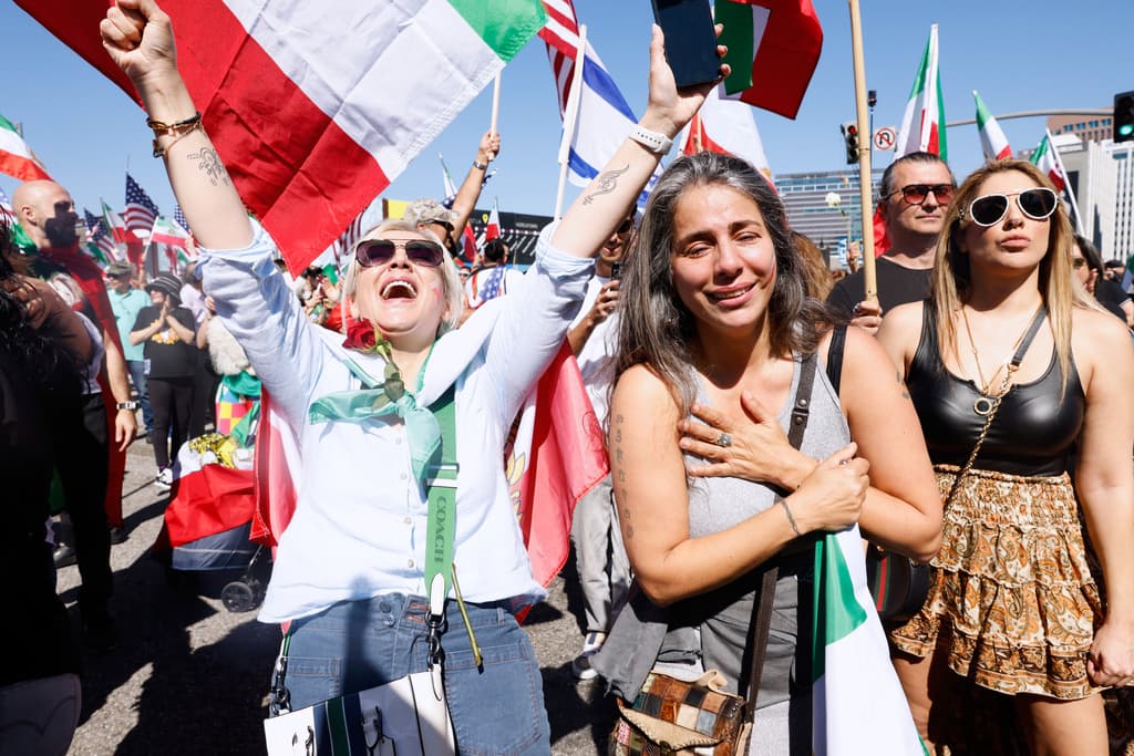 El domingo, 1 de marzo, parte de la comunidad iraní al sur de California celebró lo que describe como un renacer para Irán. El operativo militar conjunto entre Estados Unidos e Israel provocó la muerte del líder supremo iraní, el ayatolá Alí Jamenei. Algunos de sus jefes de gobierno también fallecieron en los ataques.