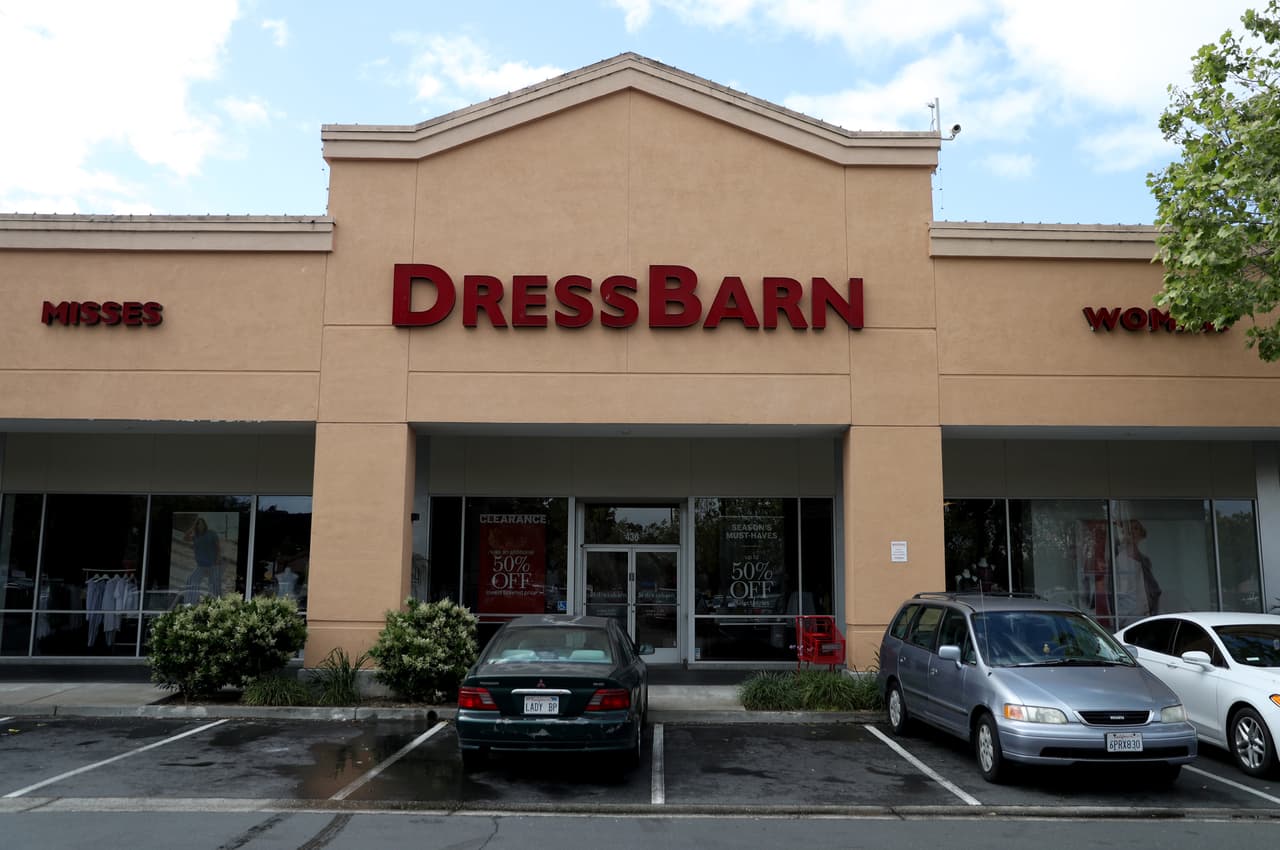 <b>DressBarn</b> anunció en mayo de 2019 que cerraría 650 tiendas con aproximadamente 6,800 empleados. Todas sus locaciones fueron cerradas en diciembre del mismo año.